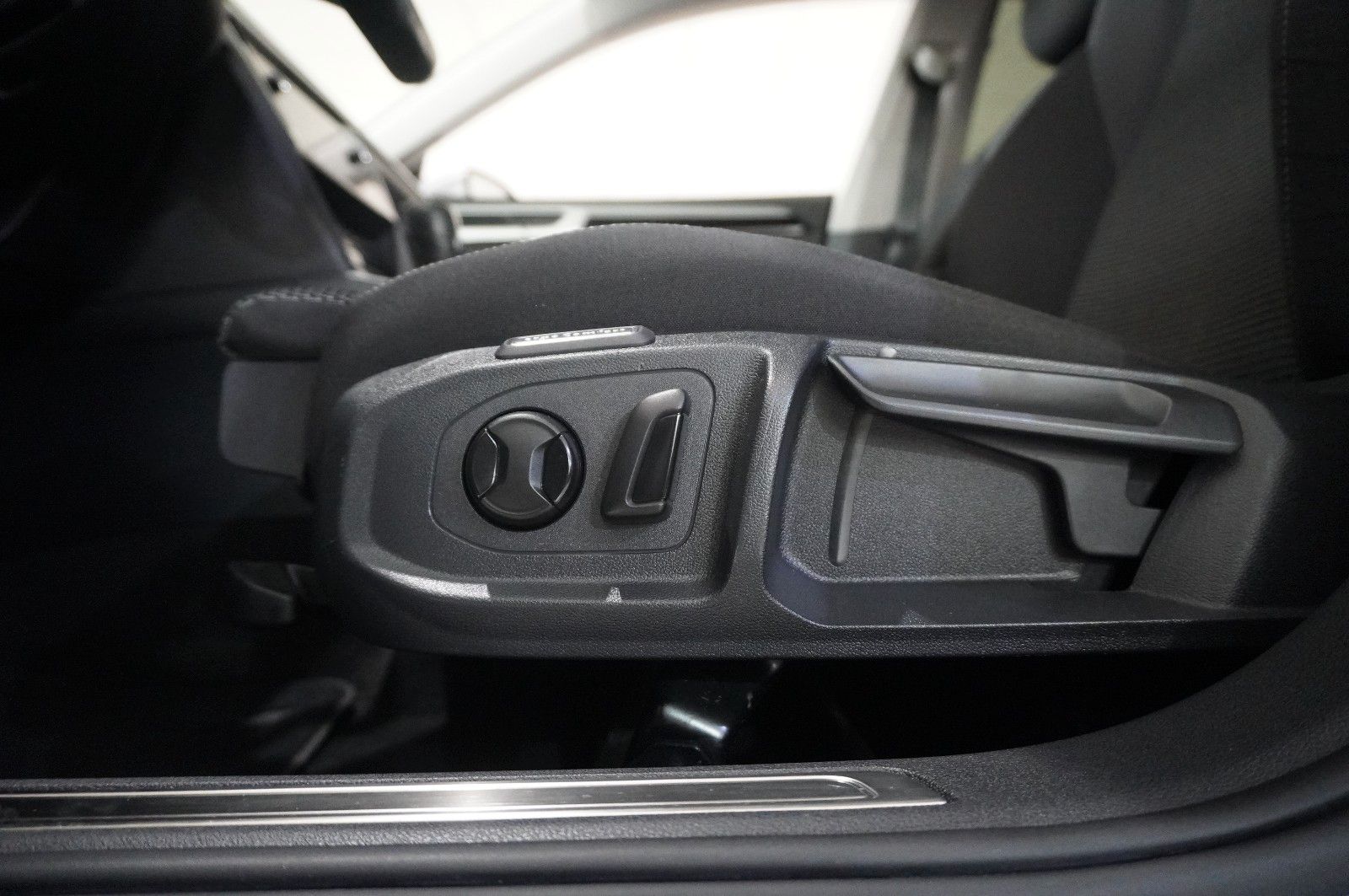 Fahrzeugabbildung Volkswagen Arteon Shooting Brake 2.0D DSG NAVI/VIRT/SH/DAB+