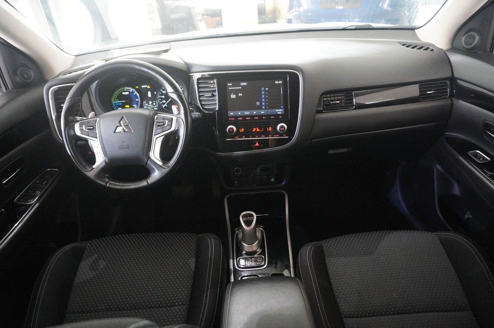 Fahrzeugabbildung Mitsubishi Outlander 2.4 PHEV 4WD NAVI/LED/KAMERA/DAB/AHK