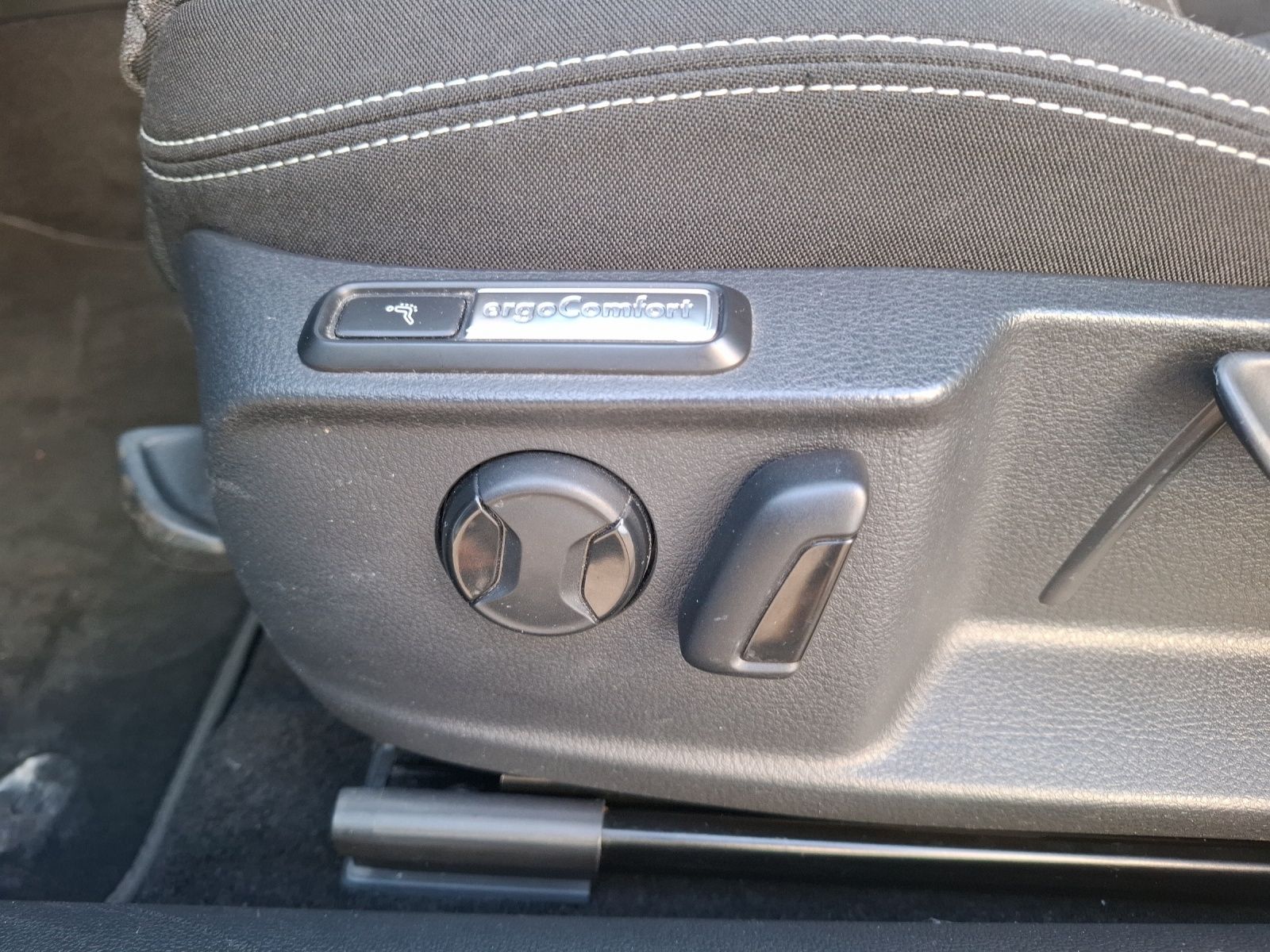 Fahrzeugabbildung Volkswagen Passat Variant TDI Business DSG R-Line Matrix AH