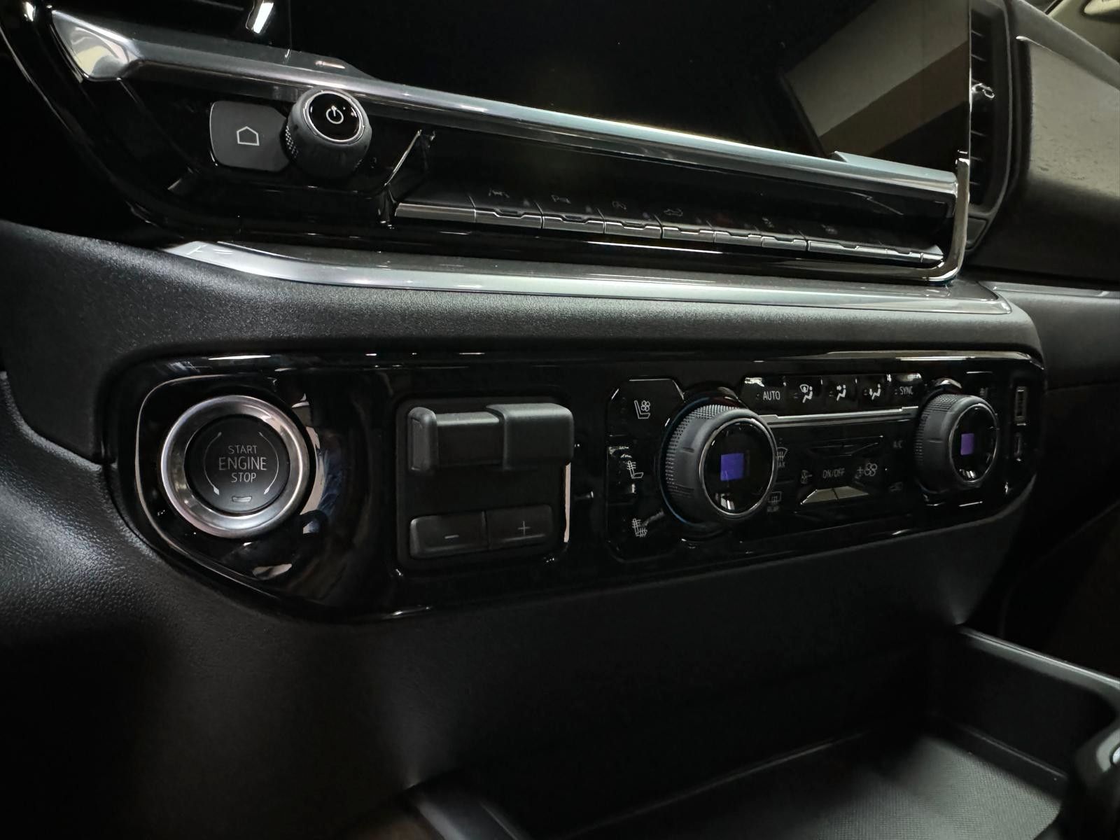 Fahrzeugabbildung Chevrolet 2026 SILVERADO MIDNIGHT DURAMAX DIESEL 4x4 HC