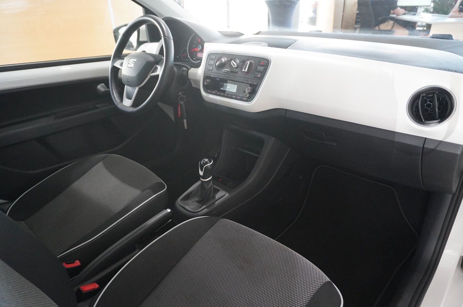 Fahrzeugabbildung SEAT Mii 1.0 MPI CHIC 3-TÜR KLIMA/PDC/USB/TEMP./AUX