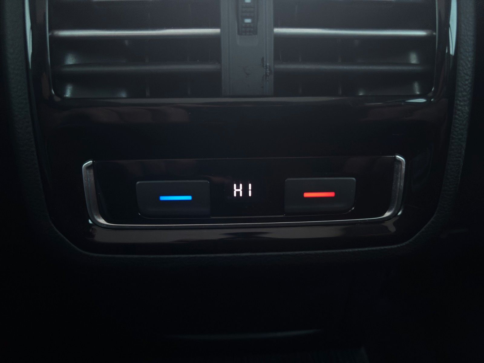 Fahrzeugabbildung Volkswagen Passat Massage/Pano/Sitzheiz/ACC *Zahnriemen neu