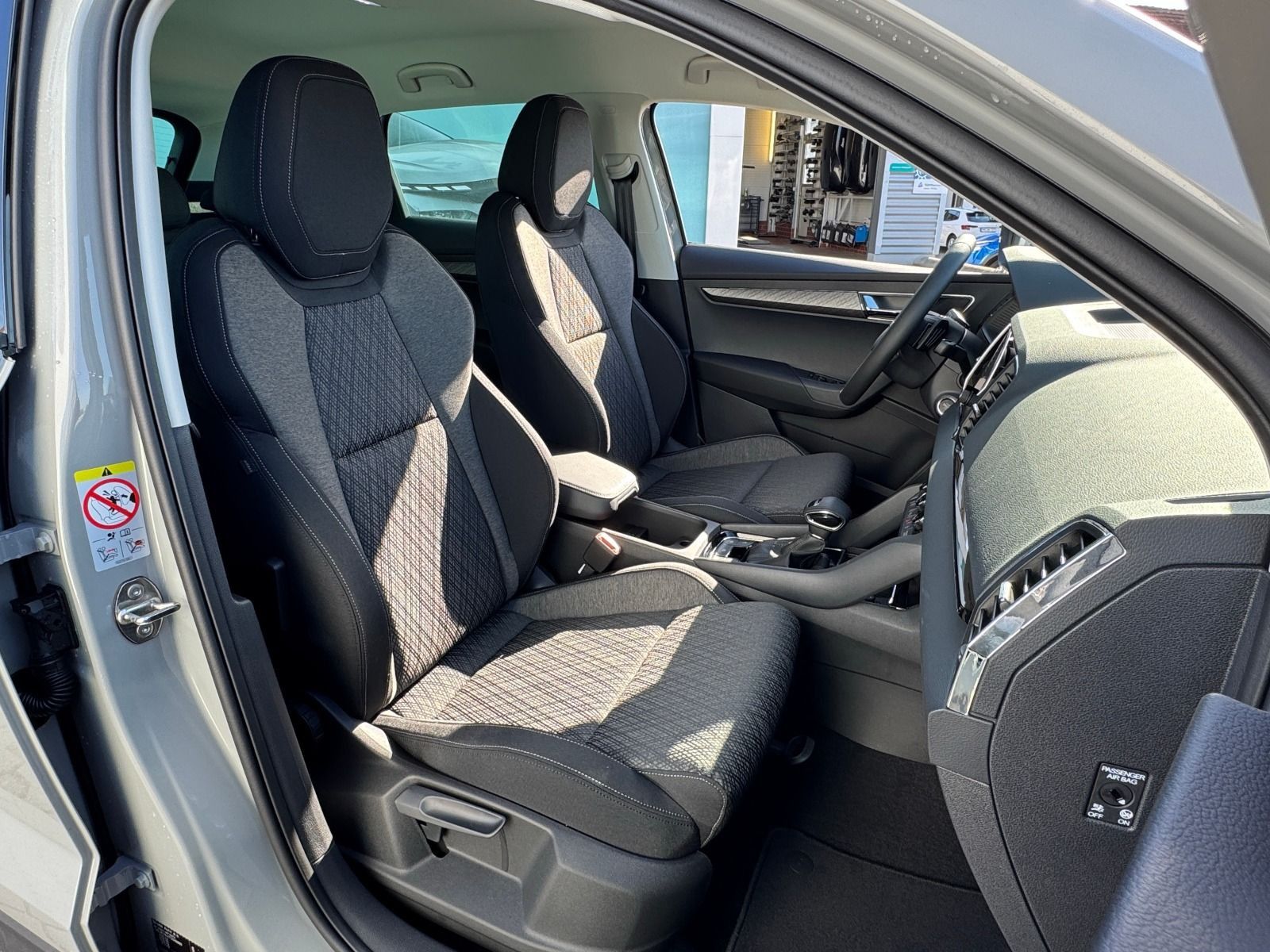 Fahrzeugabbildung SKODA Karoq 1.5 TSI DSG*AHK*RFK*behFro*eHeck*Allwetter