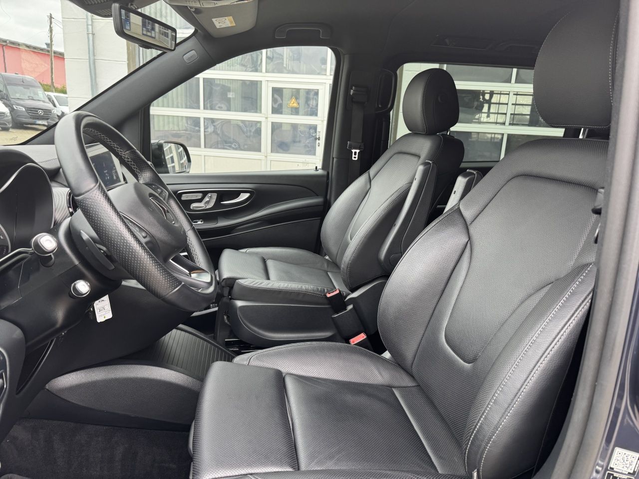 Fahrzeugabbildung Mercedes-Benz V 250d Avantgarde Ed. lang 4x4 AMG*Distronic*AHK