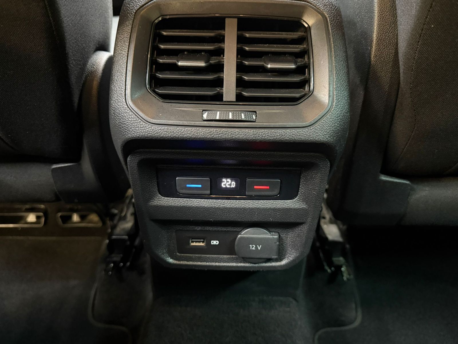 Fahrzeugabbildung Volkswagen Tiguan 2.0d DSG Comf 4Mot >NAVI+SHZ+PDC+LM+AHK+