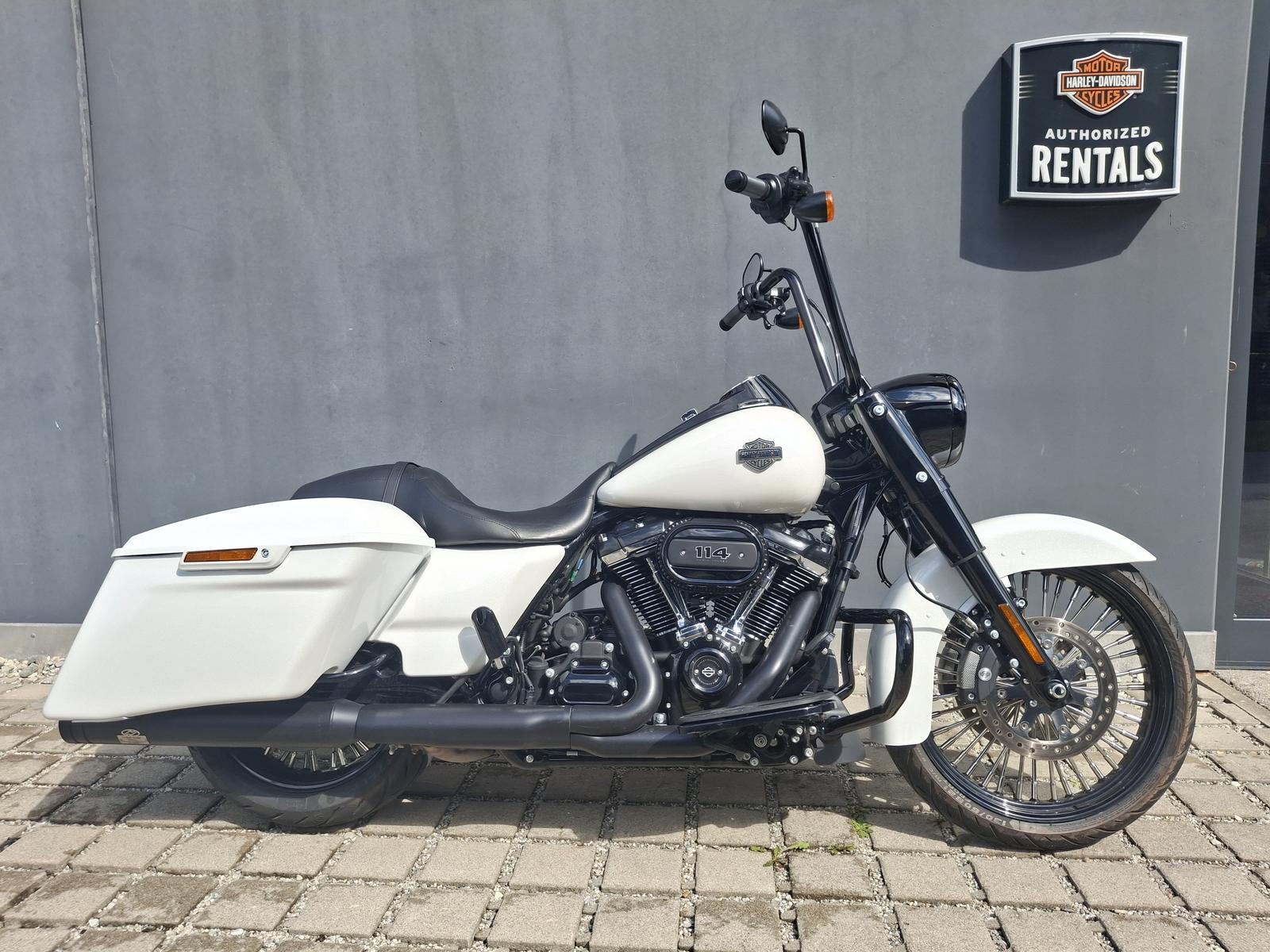 Harley-Davidson FLHRXS Road King Special 114 mit J&H Auspuff