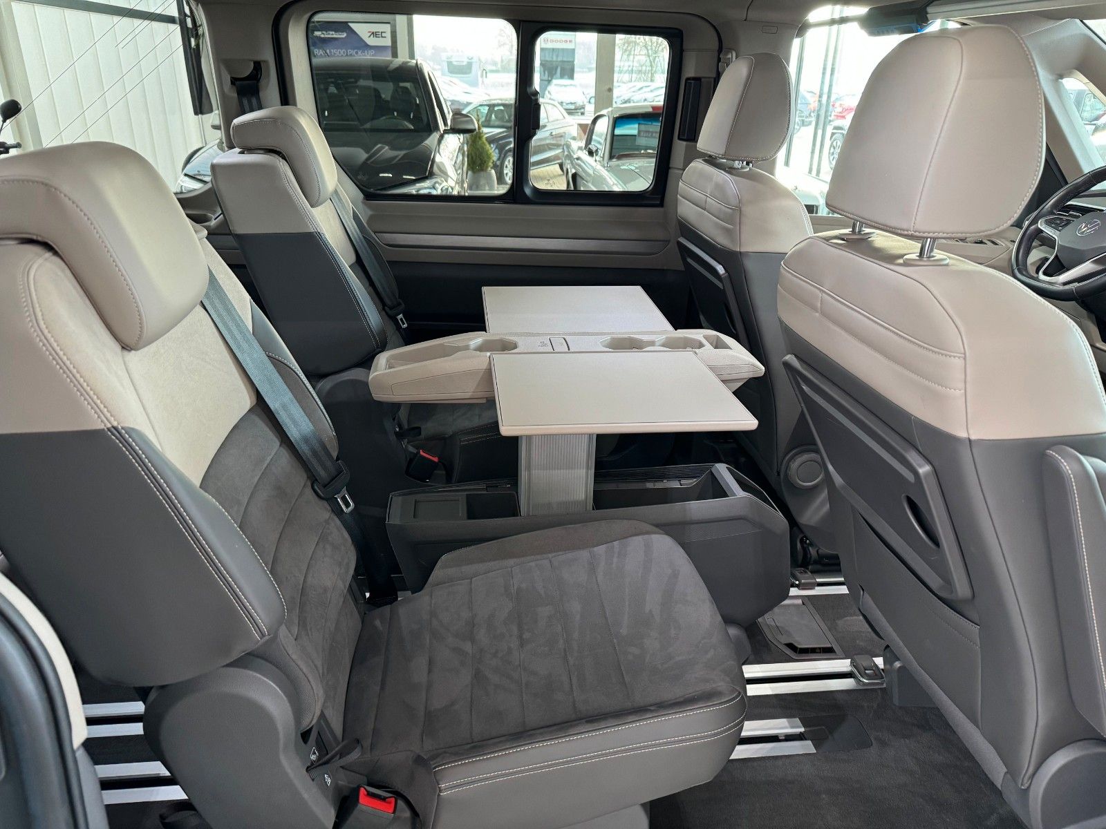 Fahrzeugabbildung Volkswagen T7 Multivan LANG 1.4 TSI eHybrid Life "AHK PANO"