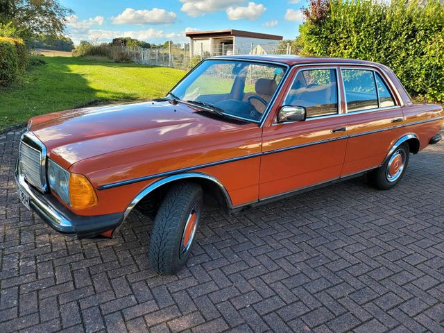 Mercedes-Benz Mercedes 123 Oldtimer. BENZ