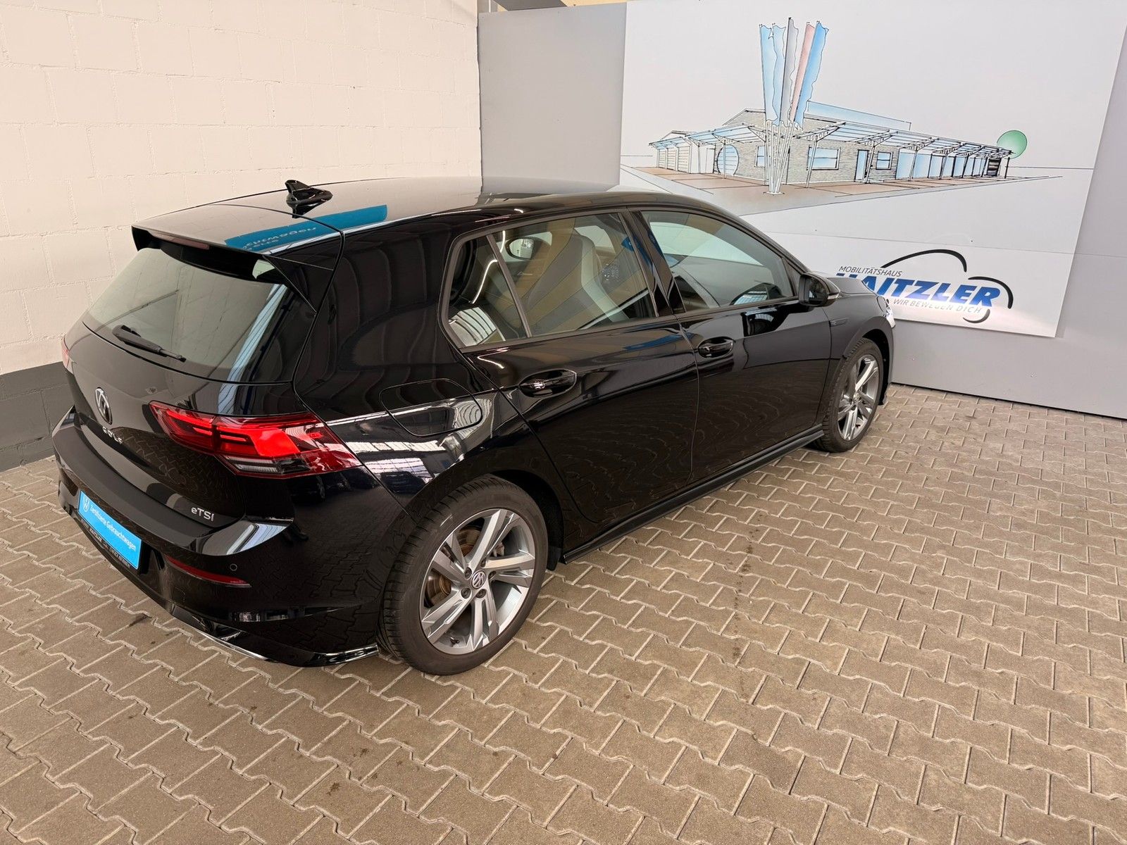 Fahrzeugabbildung Volkswagen Golf VIII Lim. R-Line 1,5 eTSI DSG +Navi+ACC+LED