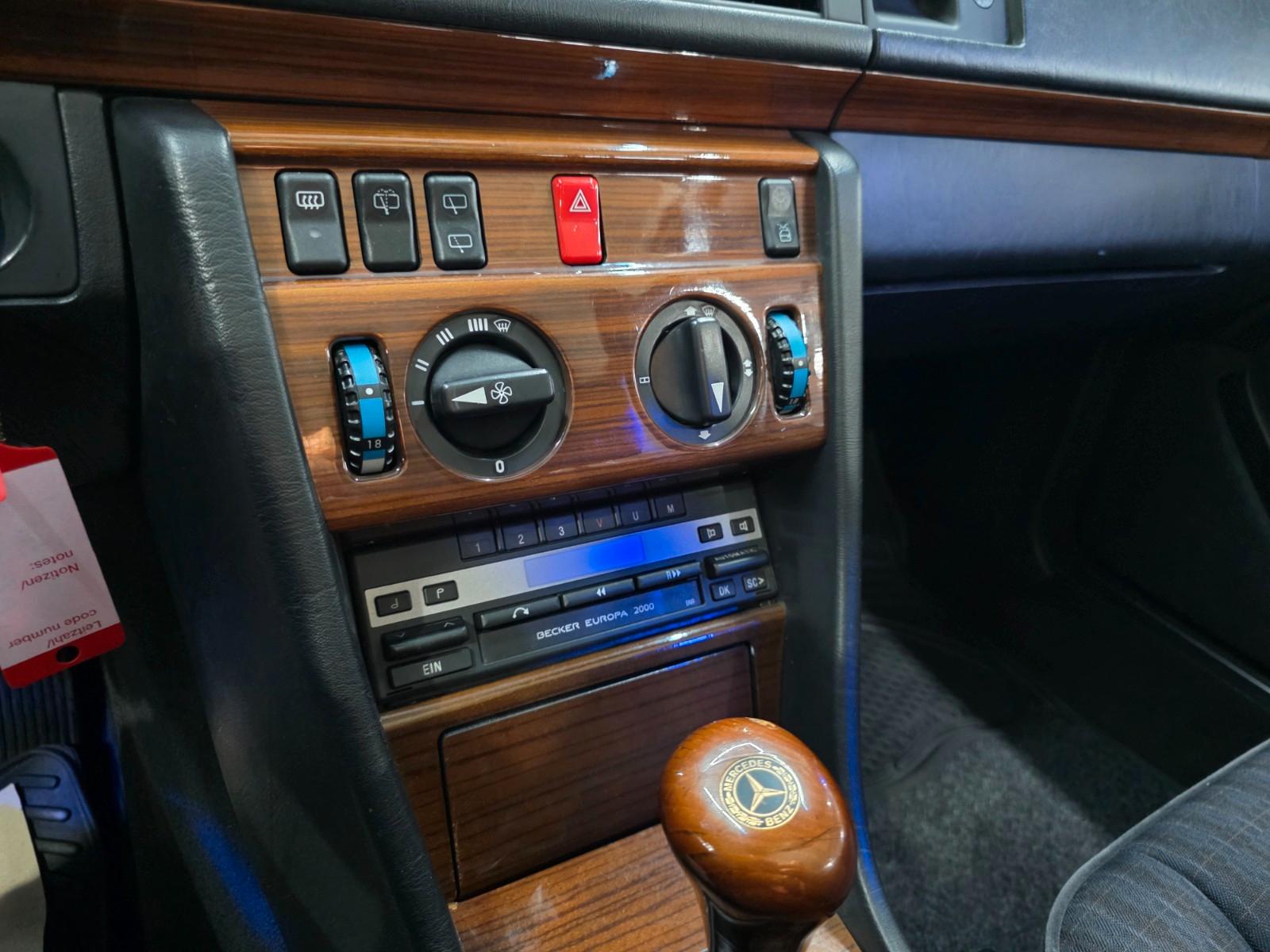 MERCEDES-BENZ E 230 TE BREAK W124 132 ch BVM 1ère MAIN - ATTELAGE - TOIT OUVRANT - 224240 km