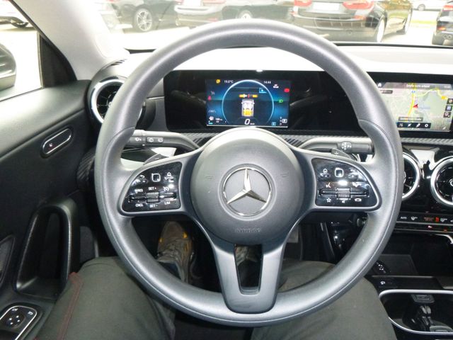 Fahrzeugabbildung Mercedes-Benz CLA 200 d Shooting Brake >AUT/NAVI/SHZ/PDC<