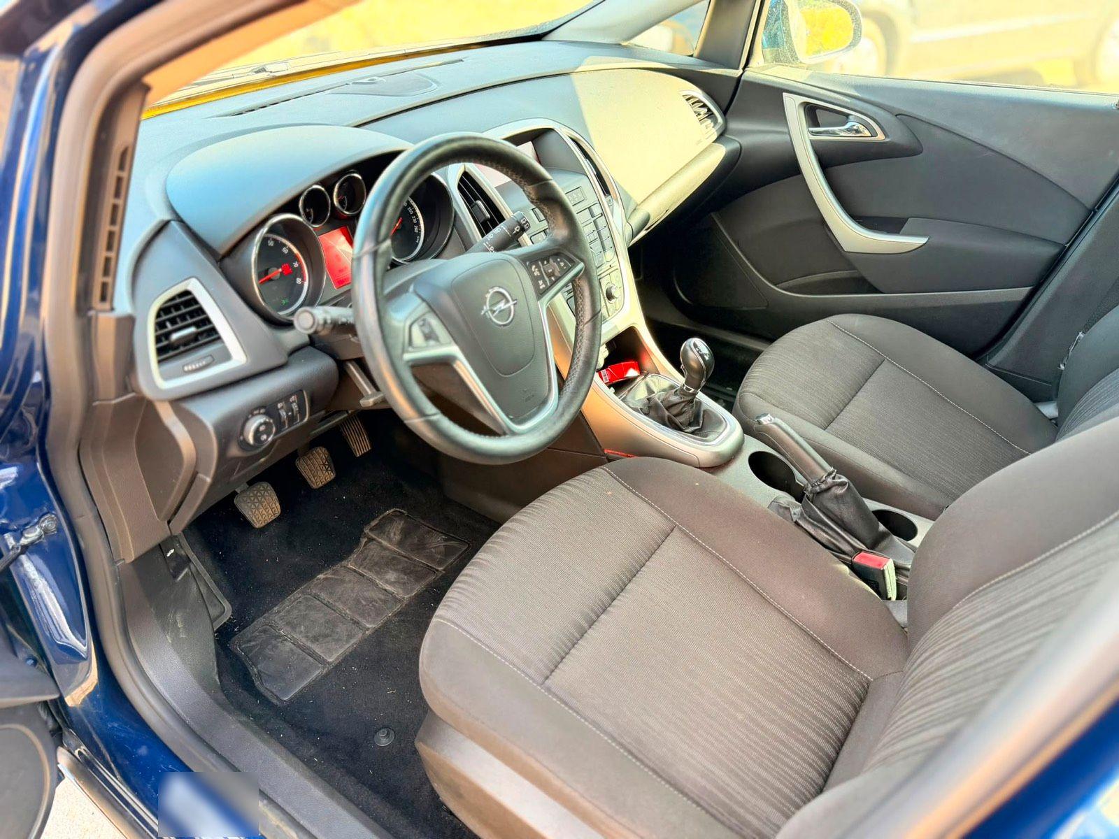 Opel Astra 2011 — photo 7