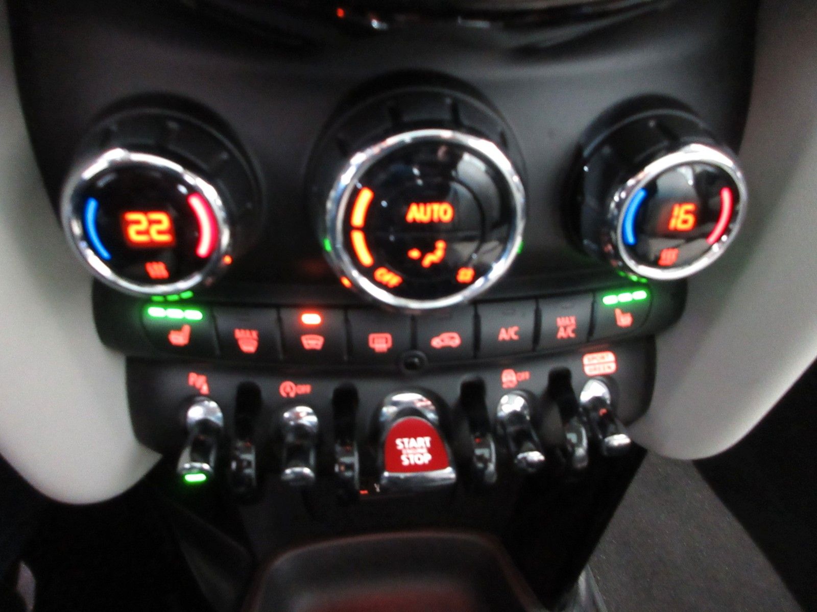 Fahrzeugabbildung MINI Mini Cooper Classic Trim LED/NAVI/SHZ/PANO/LEDER