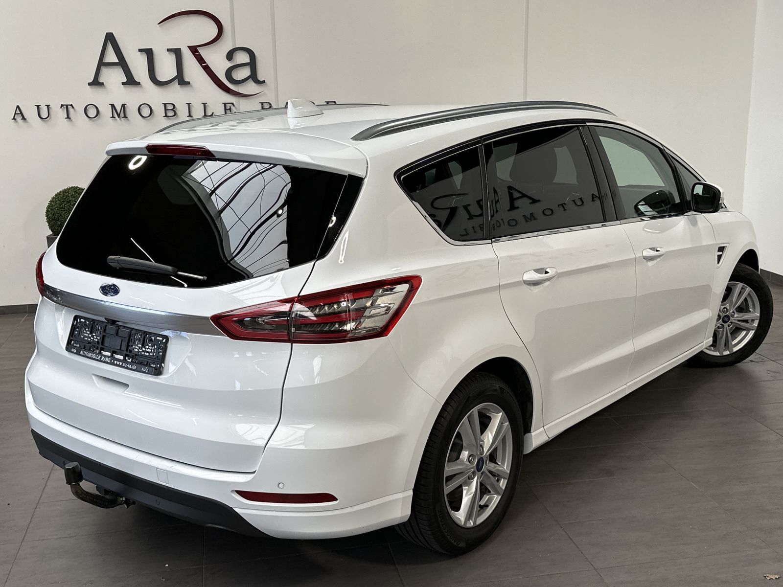 Fahrzeugabbildung Ford S-MAX 2.0 EB Aut. Titanium 7-Sitzer NAV+LED+AHK