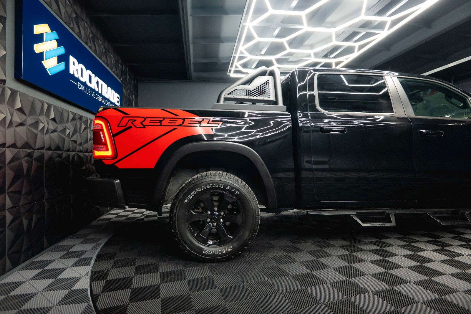 Fahrzeugabbildung Dodge RAM 5.7 V8 HEMI 4x4 REBEL AXLE LOCK Airmatic LED