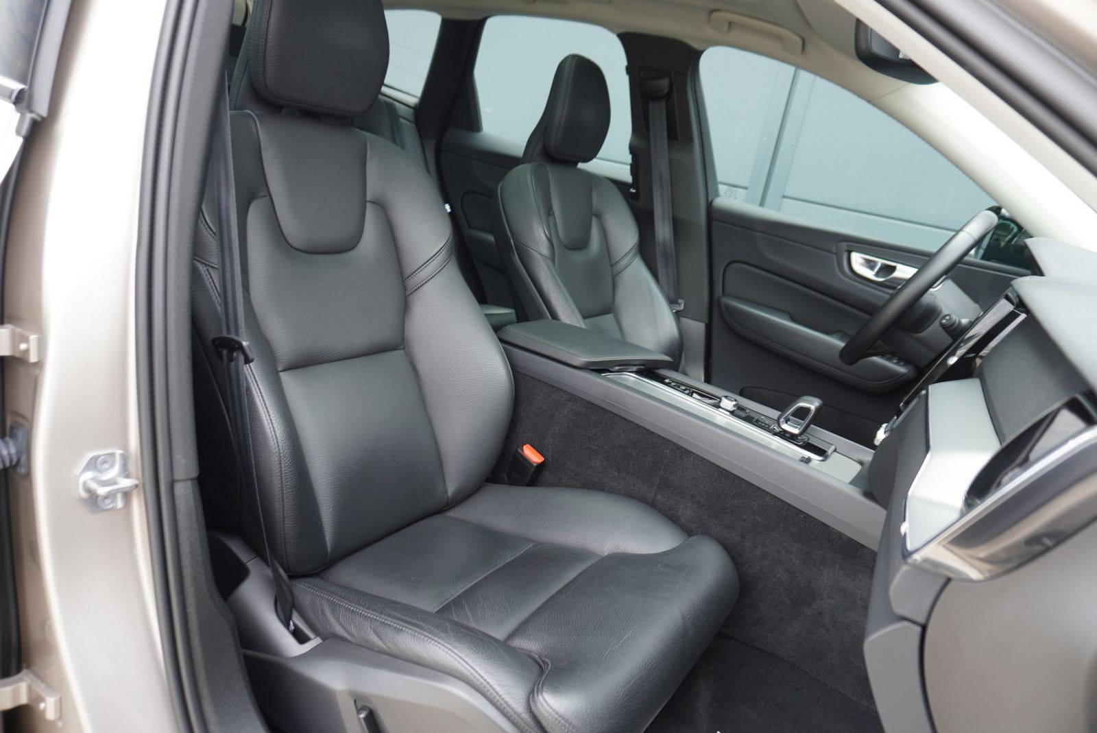 Volvo XC60 Plus Dark Pano Standhzg AHK Assistenz 360° foto 10