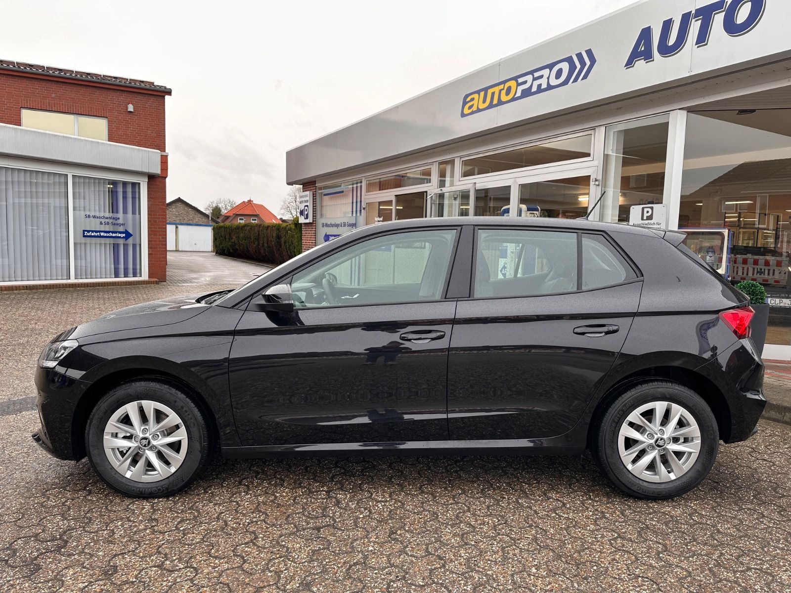 Fahrzeugabbildung SKODA Fabia 1.0 TSI DSG Selection LED/PDC/SHZG/APP/GRA