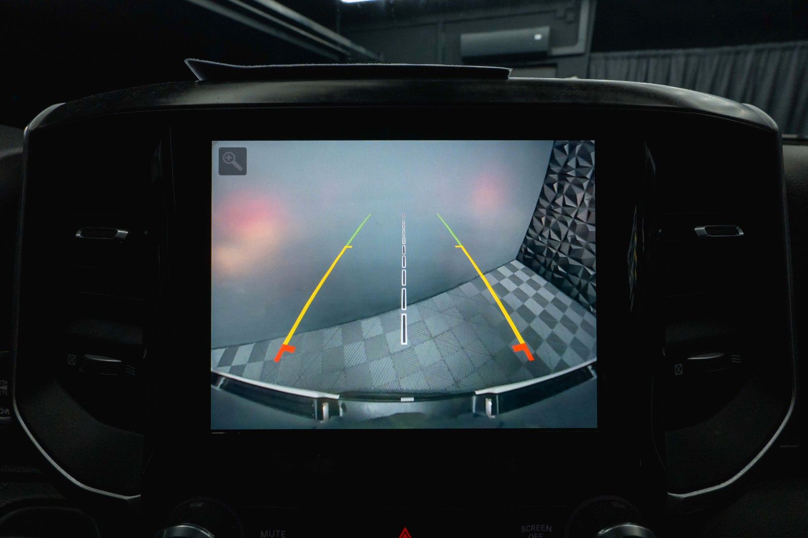 Fahrzeugabbildung Dodge RAM 5.7 V8 HEMI 4x4 LPG Offroad  Night-Paket