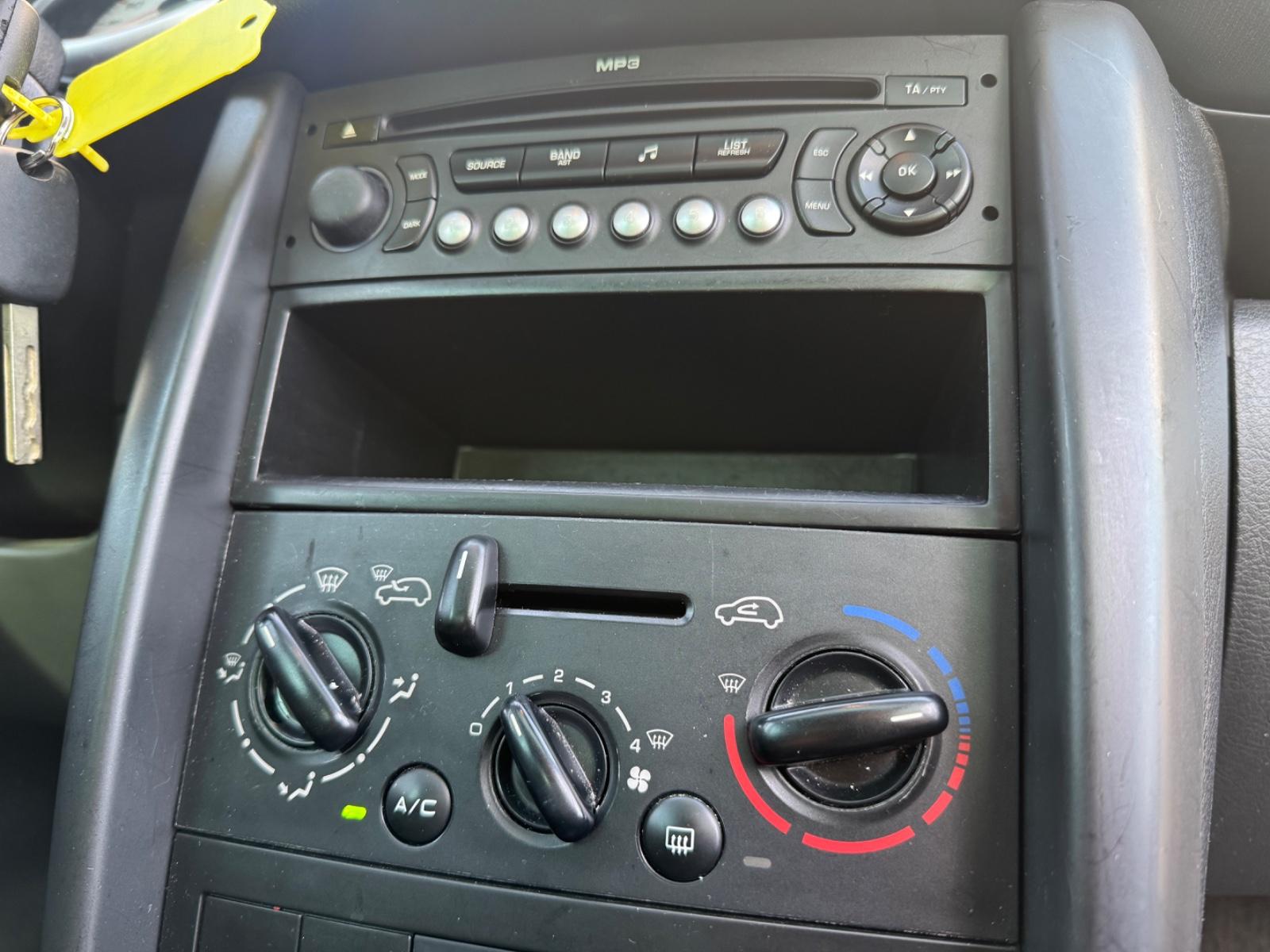 Peugeot 207 2009 — photo 11
