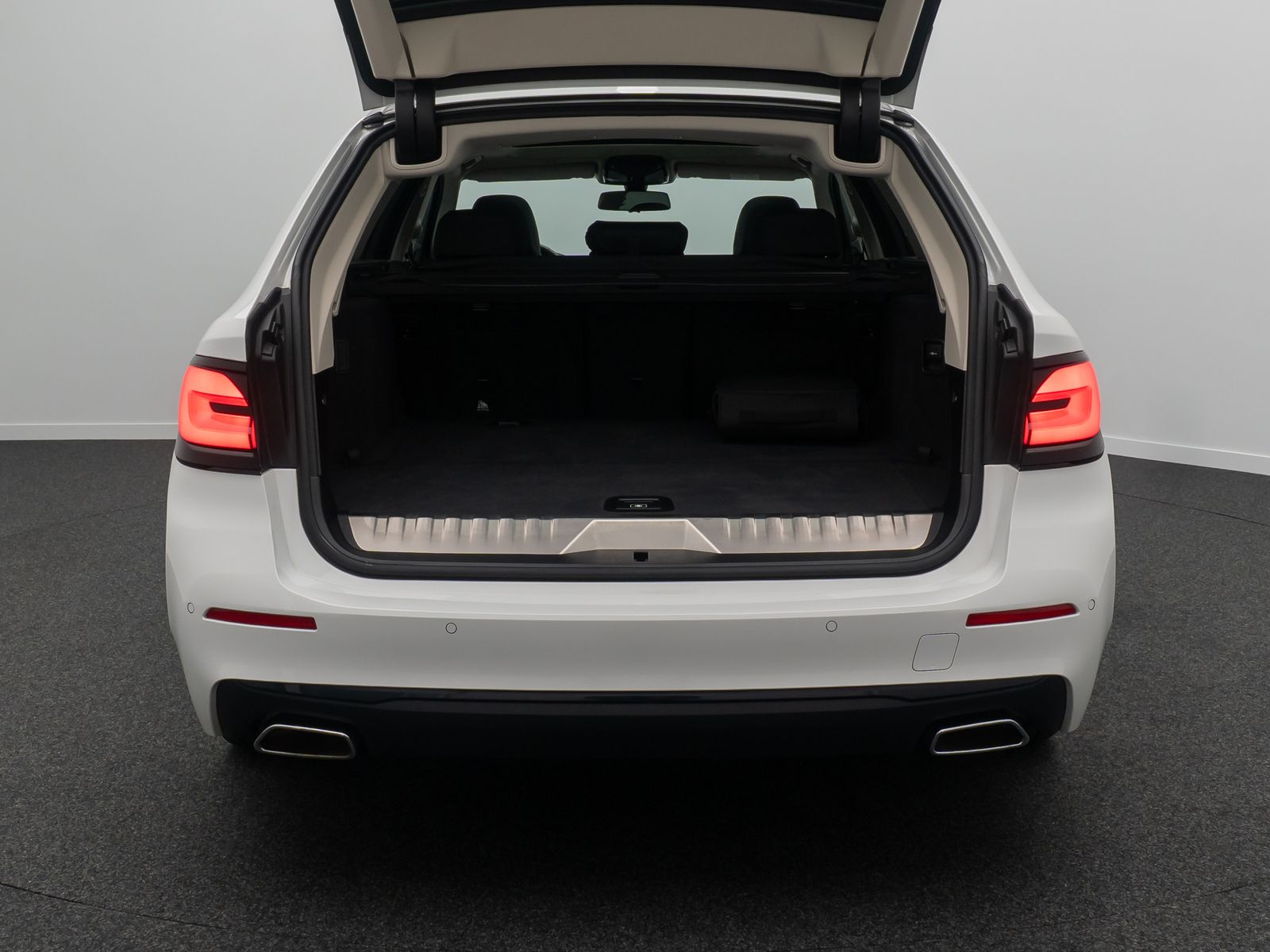 Fahrzeugabbildung BMW 530e HUD DAB Alarm Panorama HiFi Sport Leder