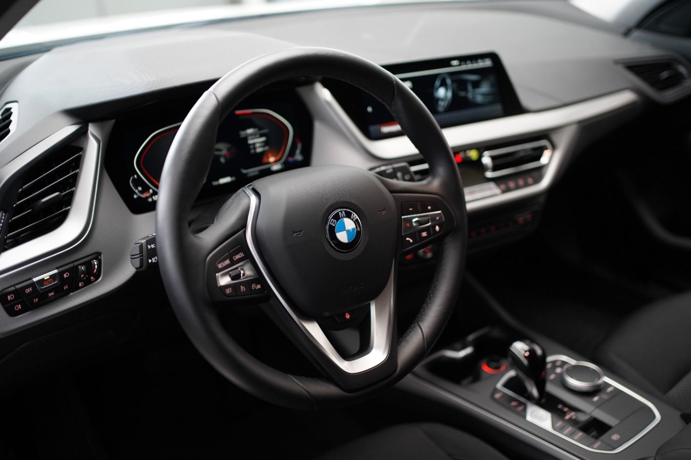 Fahrzeugabbildung BMW 118iA Advantage +LED+Navigation+Einparkhilfe+