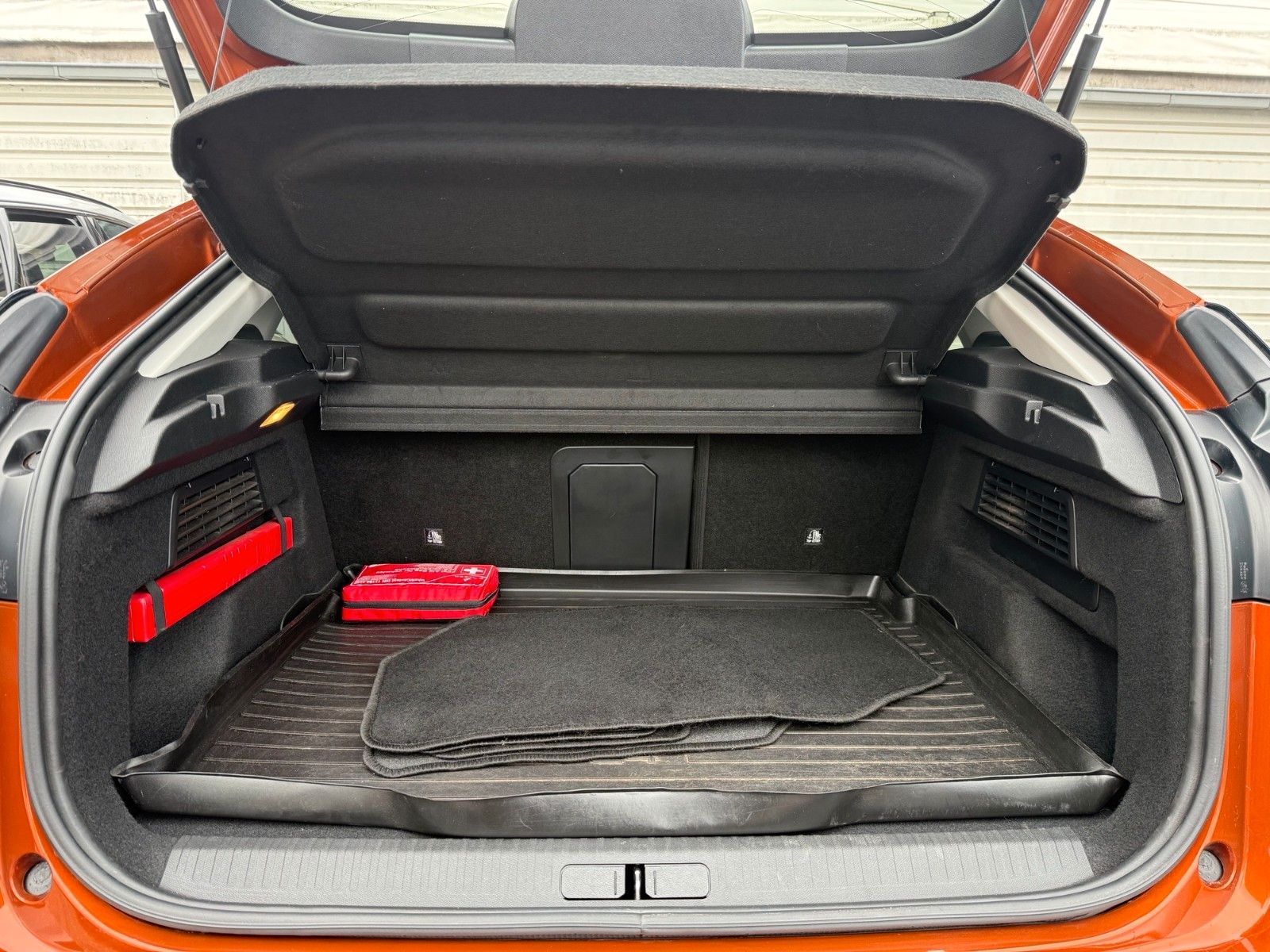 Fahrzeugabbildung Citroën C4 Lim. Shine -1.Hand-
