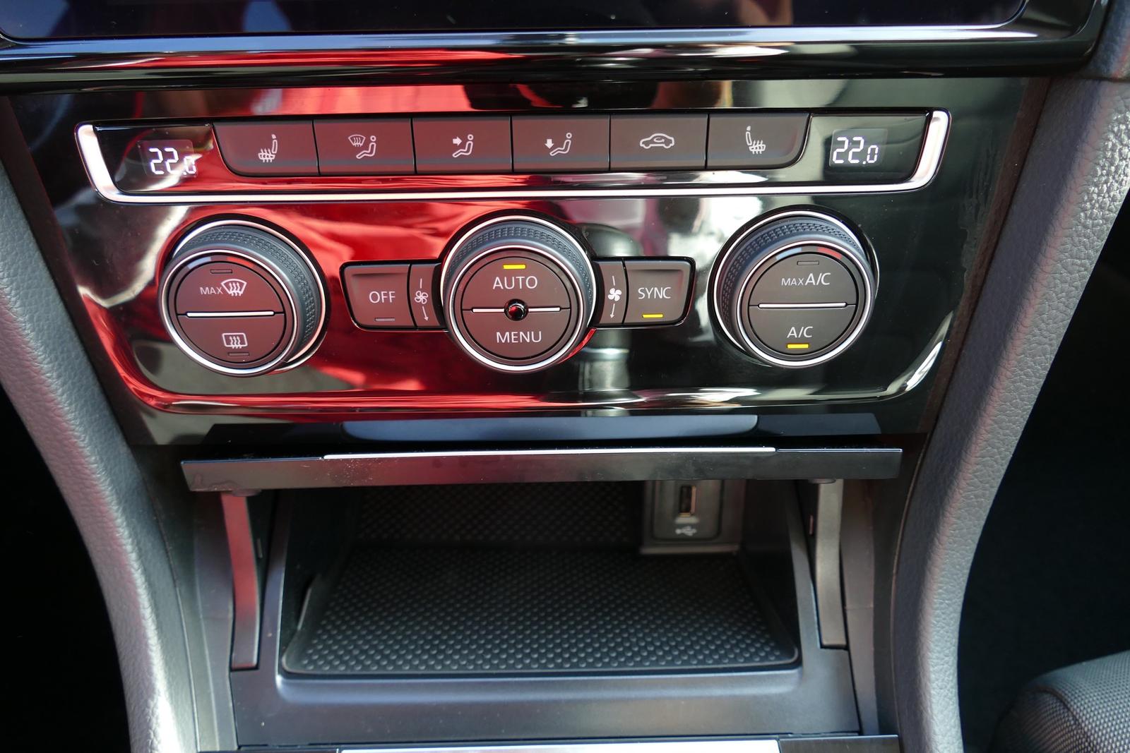 Volkswagen Golf VII 1.4 TSI Highline R-Line LED App Connect