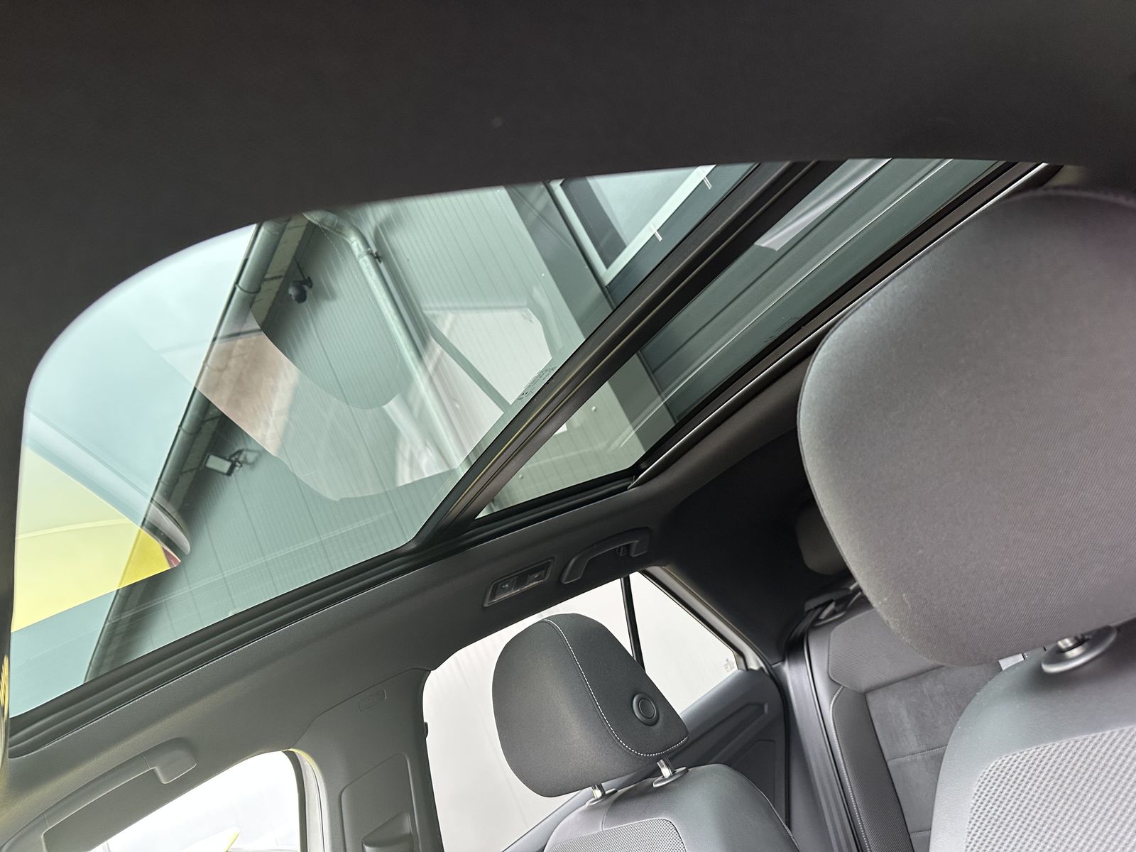Fahrzeugabbildung Volkswagen T-Roc 2.0 TDI DSG R-Line NAV+MATRIX+PANO+ACC+SHZ