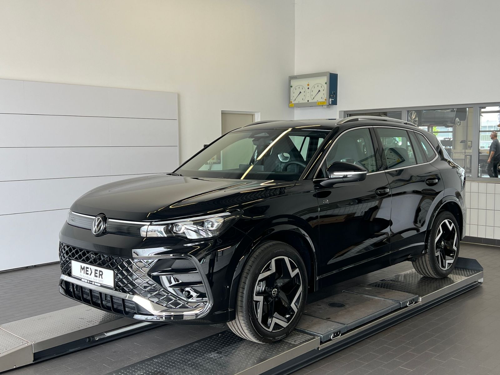 Fahrzeugabbildung Volkswagen Tiguan R-Line 1.5 eTSI DSG *AHK, IQ.Light, ACC,