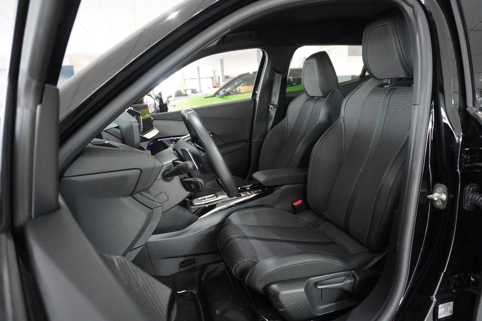 Fahrzeugabbildung Peugeot 2008 1.2 HYBRID GT E-DSC NAVI/LED/KAMERA/SPORT