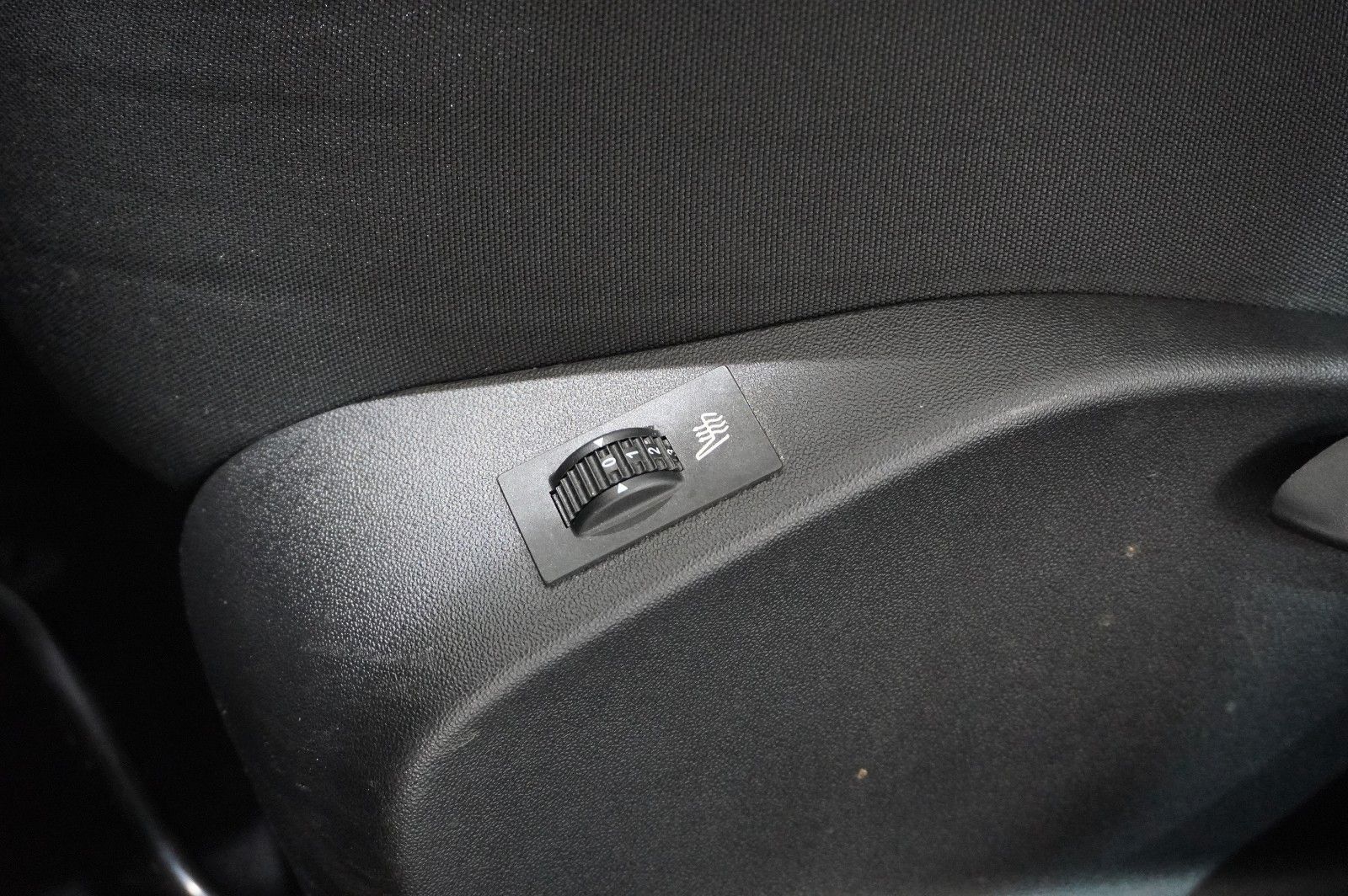 Fahrzeugabbildung Peugeot 208 LIM. 1.2 ACTIVE NAVI/LED/KLIMA/SHZ/PDC/TEMP