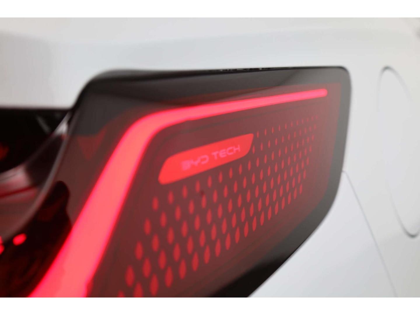 BYD Seal U DM-i Boost LP: 41.899,- /Top-View/Head-up