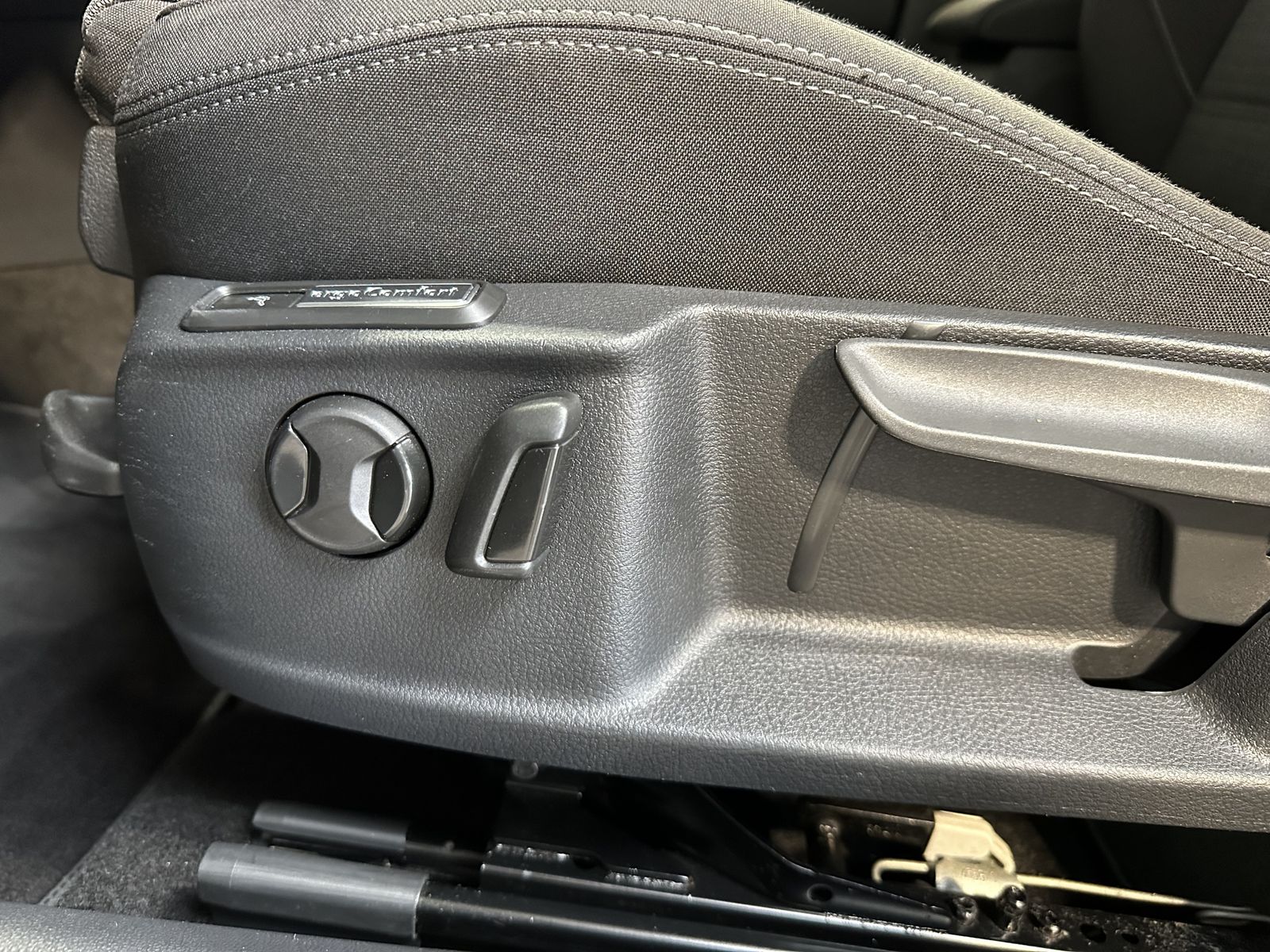 Fahrzeugabbildung Volkswagen Passat Variant 2.0 TDI Business NAV+LED+ACC+PANO