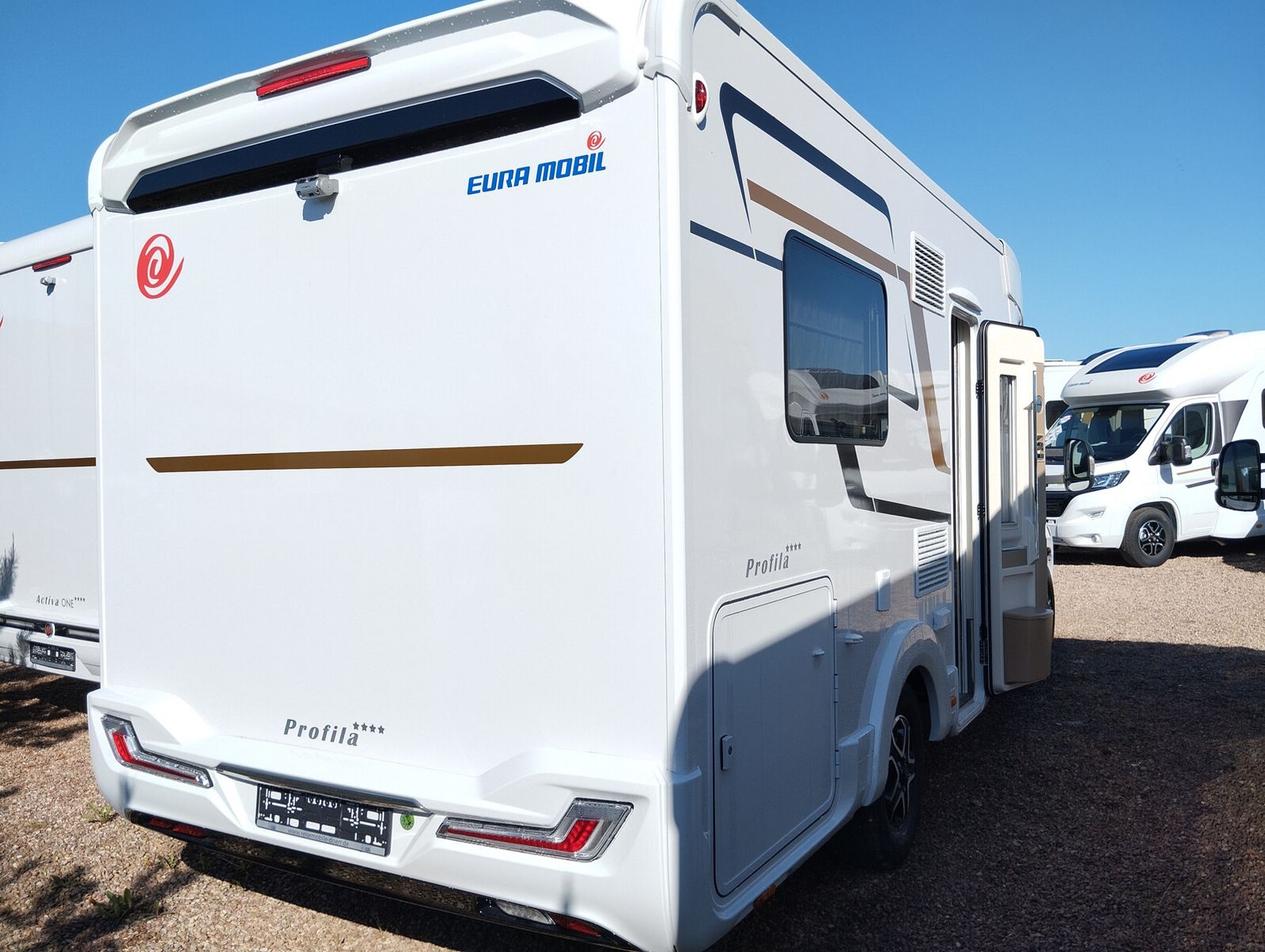 Fahrzeugabbildung Eura Mobil Profila T PT 675 SB Mondial Pakete, Automatik