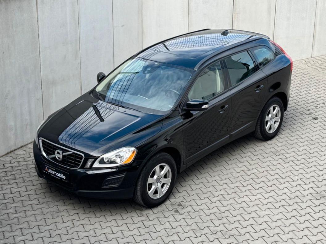 Volvo XC60 Kinetic 2.0 241 ch BVA / Toit panoramique / Cuir / GPS / Sièges chauffants