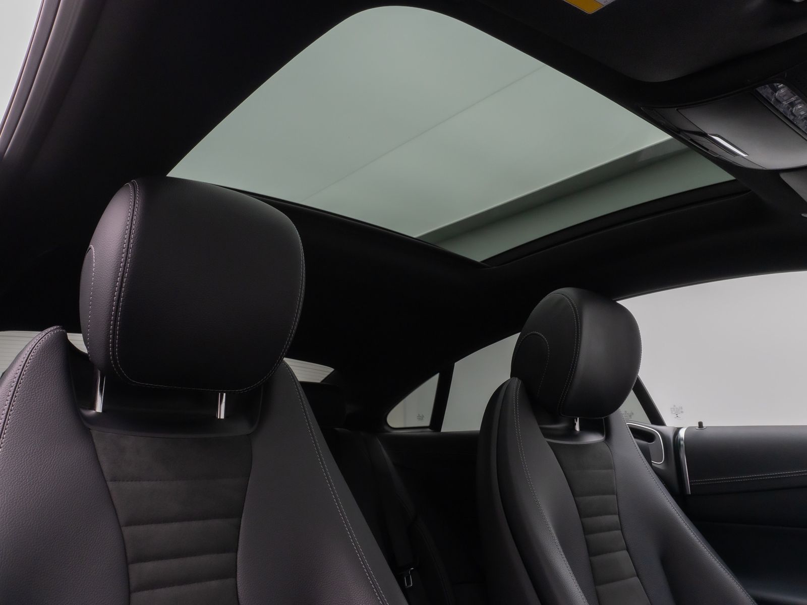 Fahrzeugabbildung Mercedes-Benz E300d Coupe 4Matic AMG Panorama Kamera LED