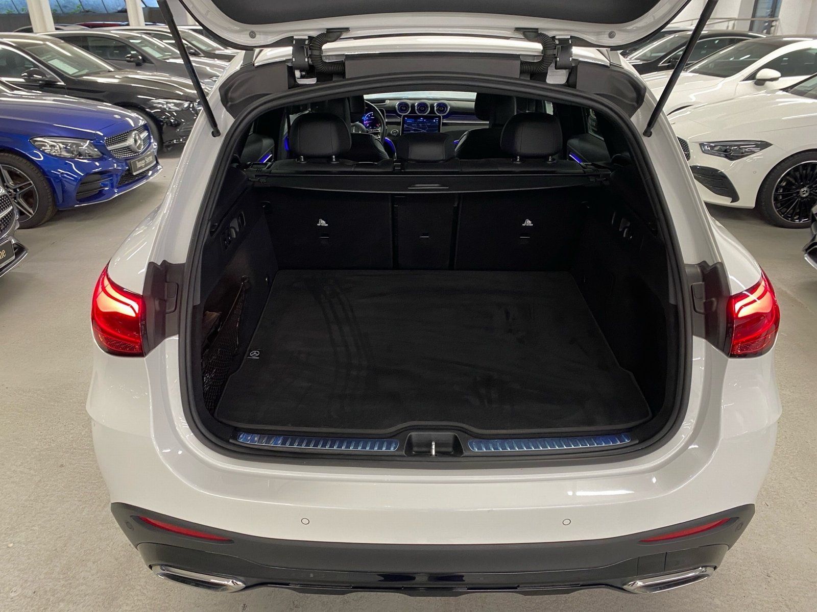 Fahrzeugabbildung Mercedes-Benz GLC 300 4M *Airmatic*STDHZG*HUD*Pano*Distro*AHK*