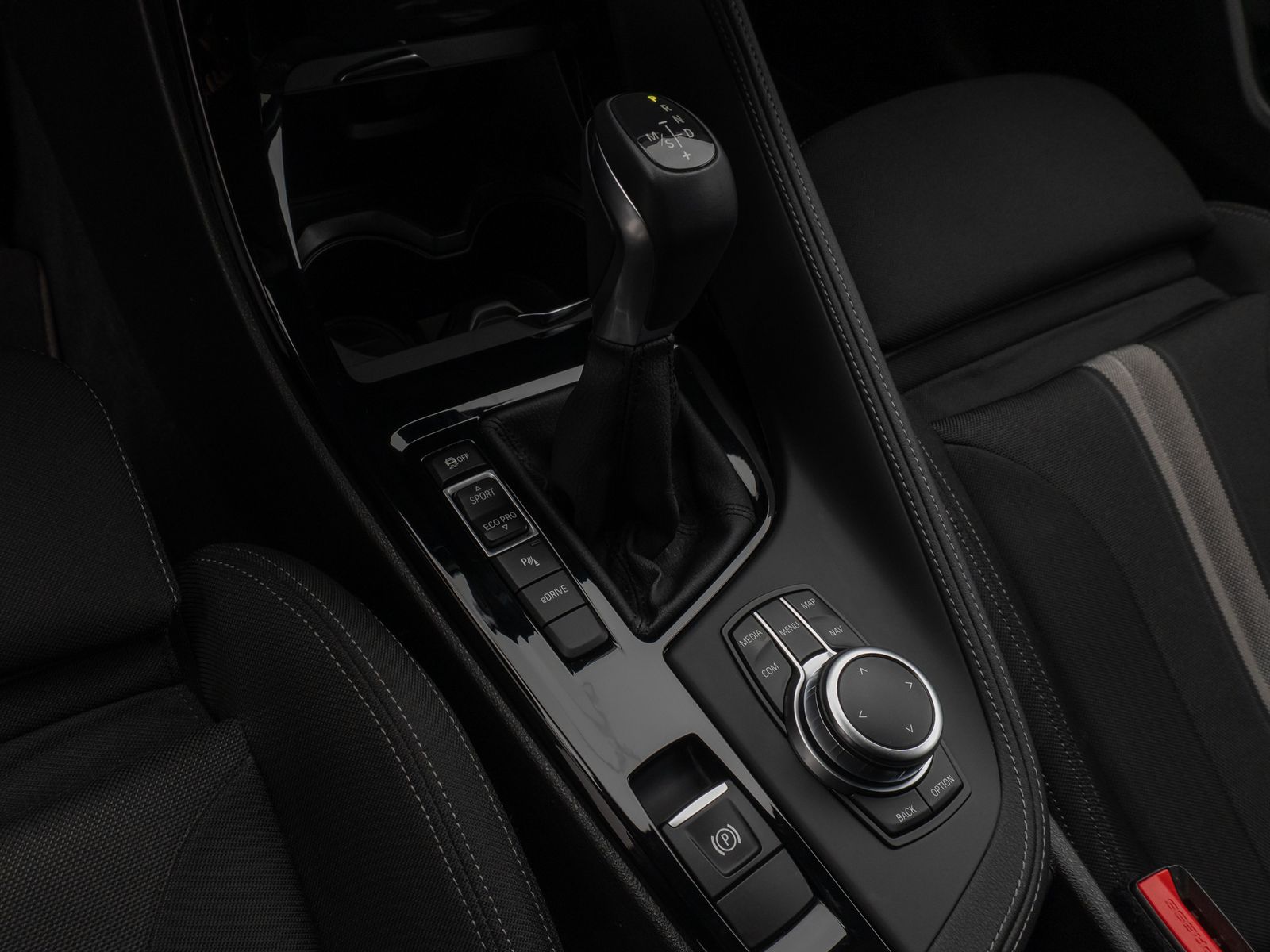 Fahrzeugabbildung BMW X2 xD25e Kamera HUD DAB Navi+ Alarm Sport LED