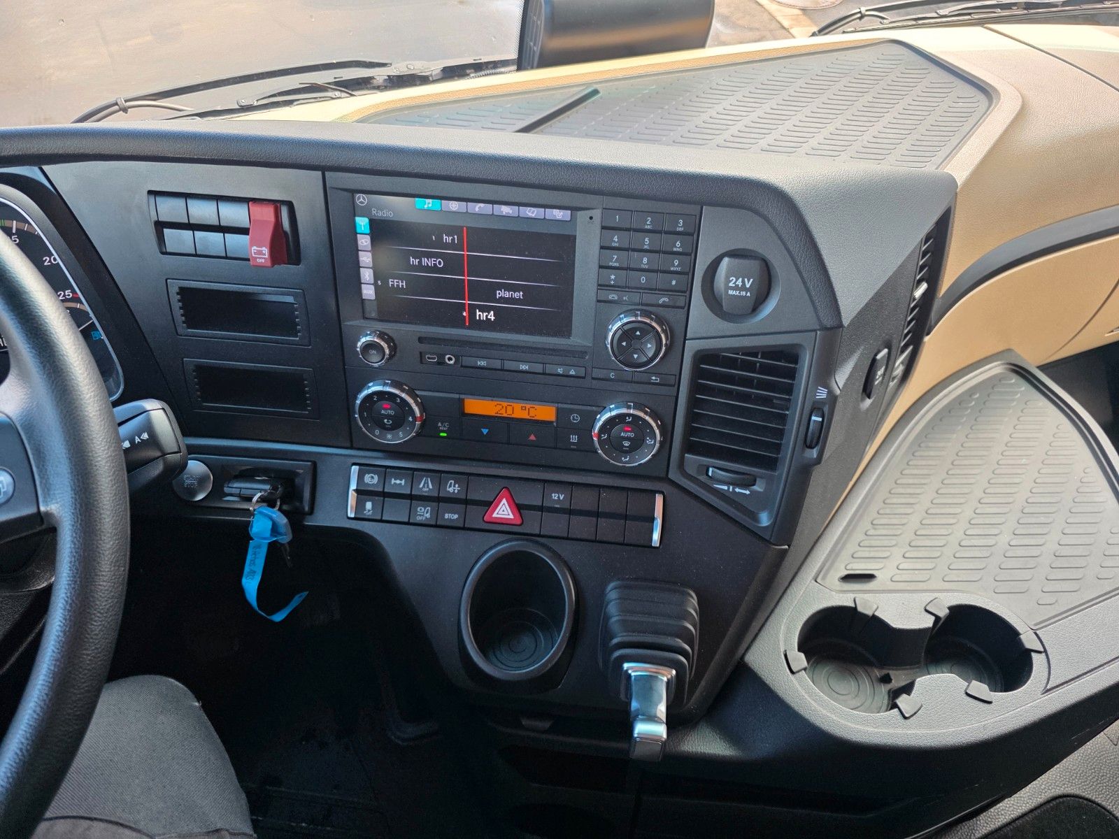 Fahrzeugabbildung Mercedes-Benz Actros 1833 L Retarder 2x Bett LBW Bär 1.500kg