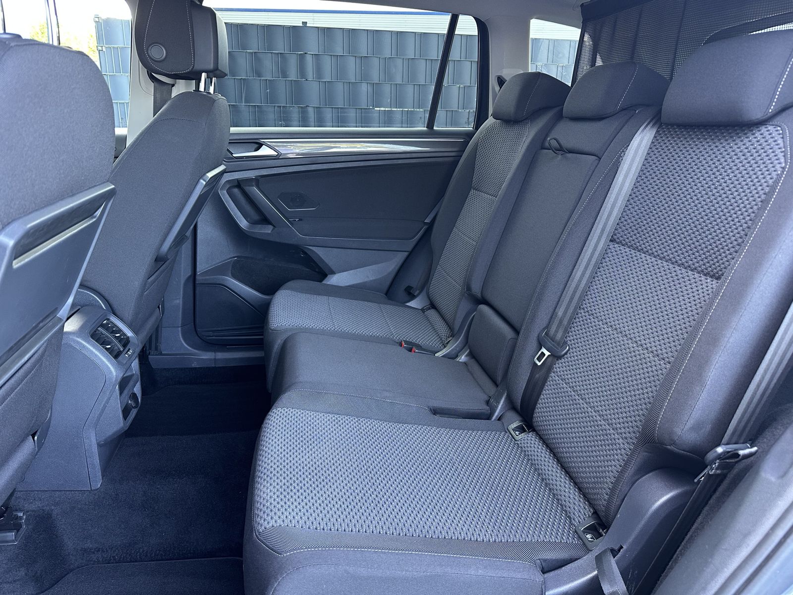 Fahrzeugabbildung Volkswagen Tiguan Allspace 2.0 TDI DSG R-Line Black NAV+ACC