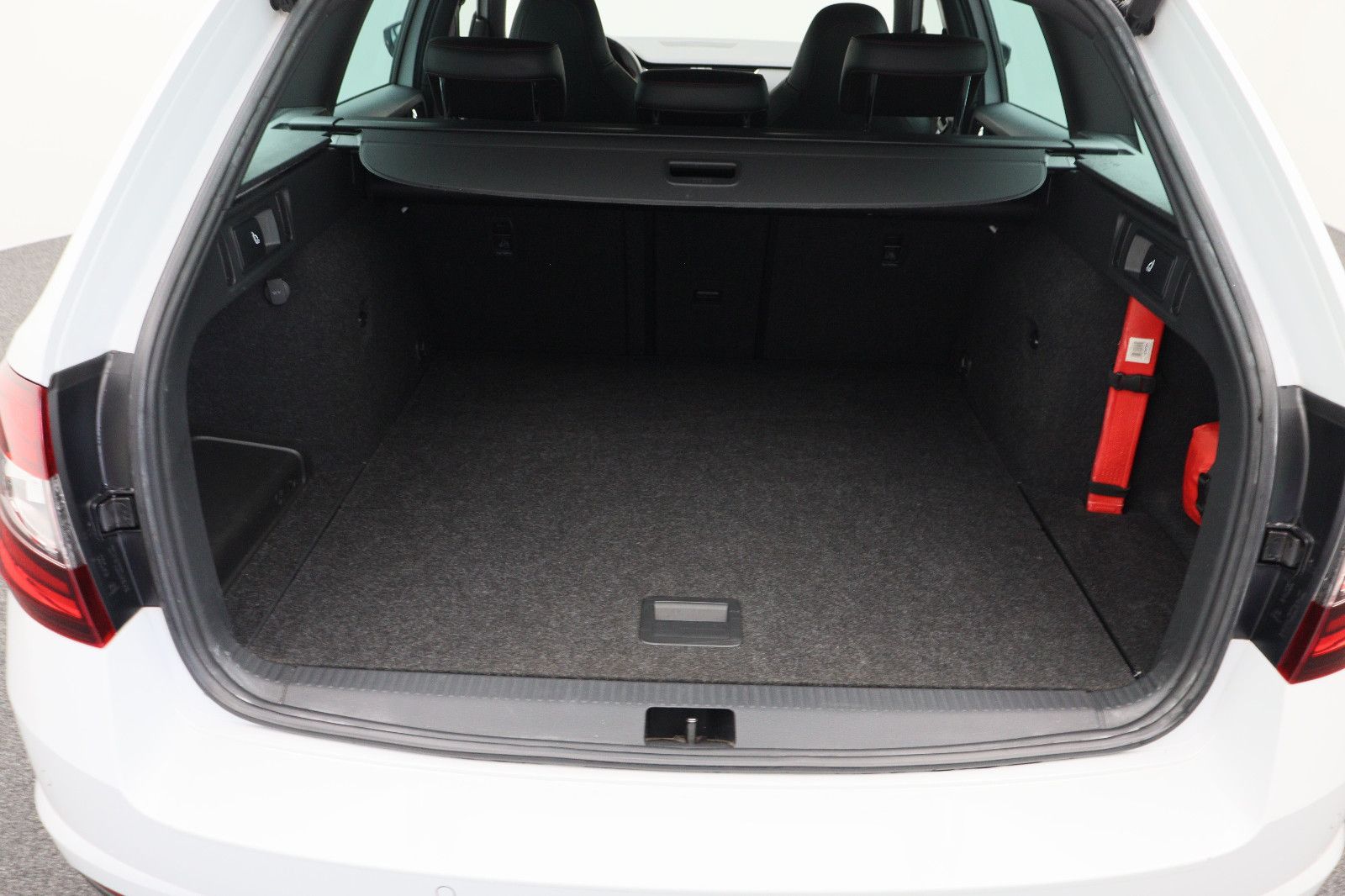 Fahrzeugabbildung SKODA Octavia Combi 2.0 RS60 4x4 1 of 1.959