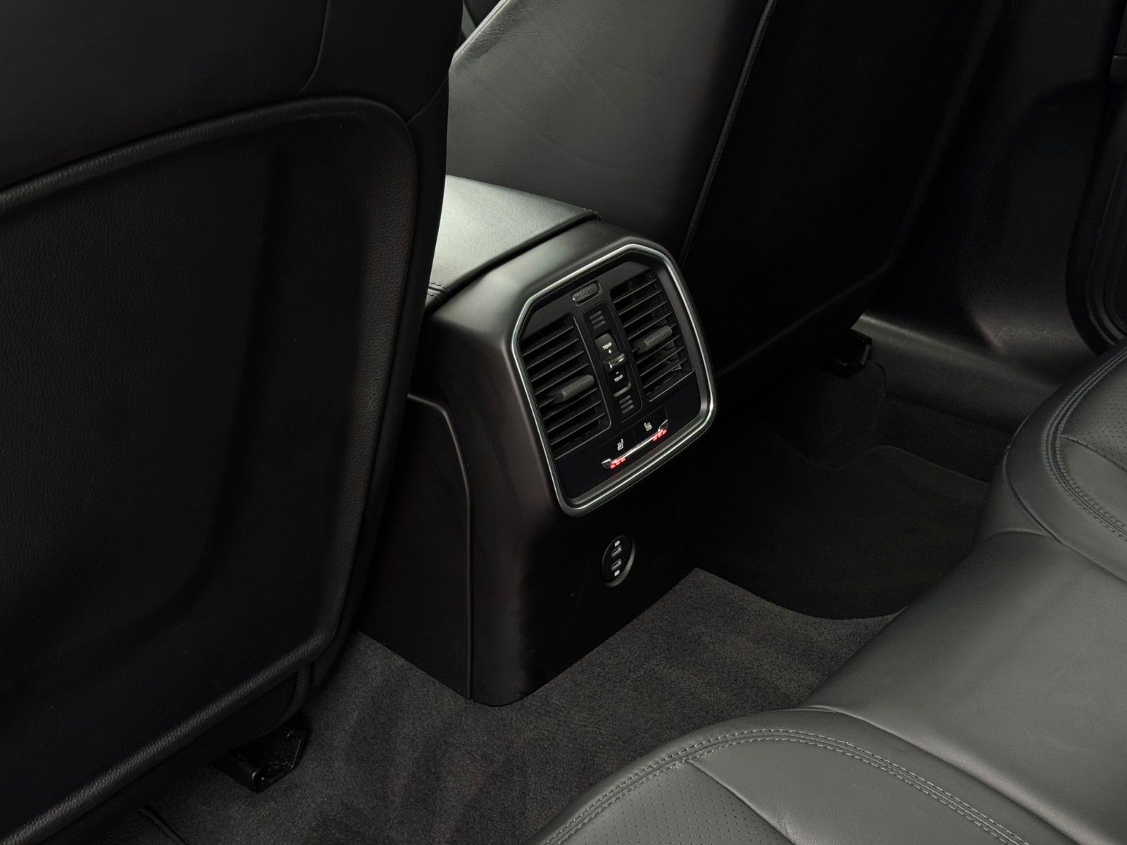 Fahrzeugabbildung Porsche Macan GTS PASM Chrono Carbon Pano Bose Std-HZG