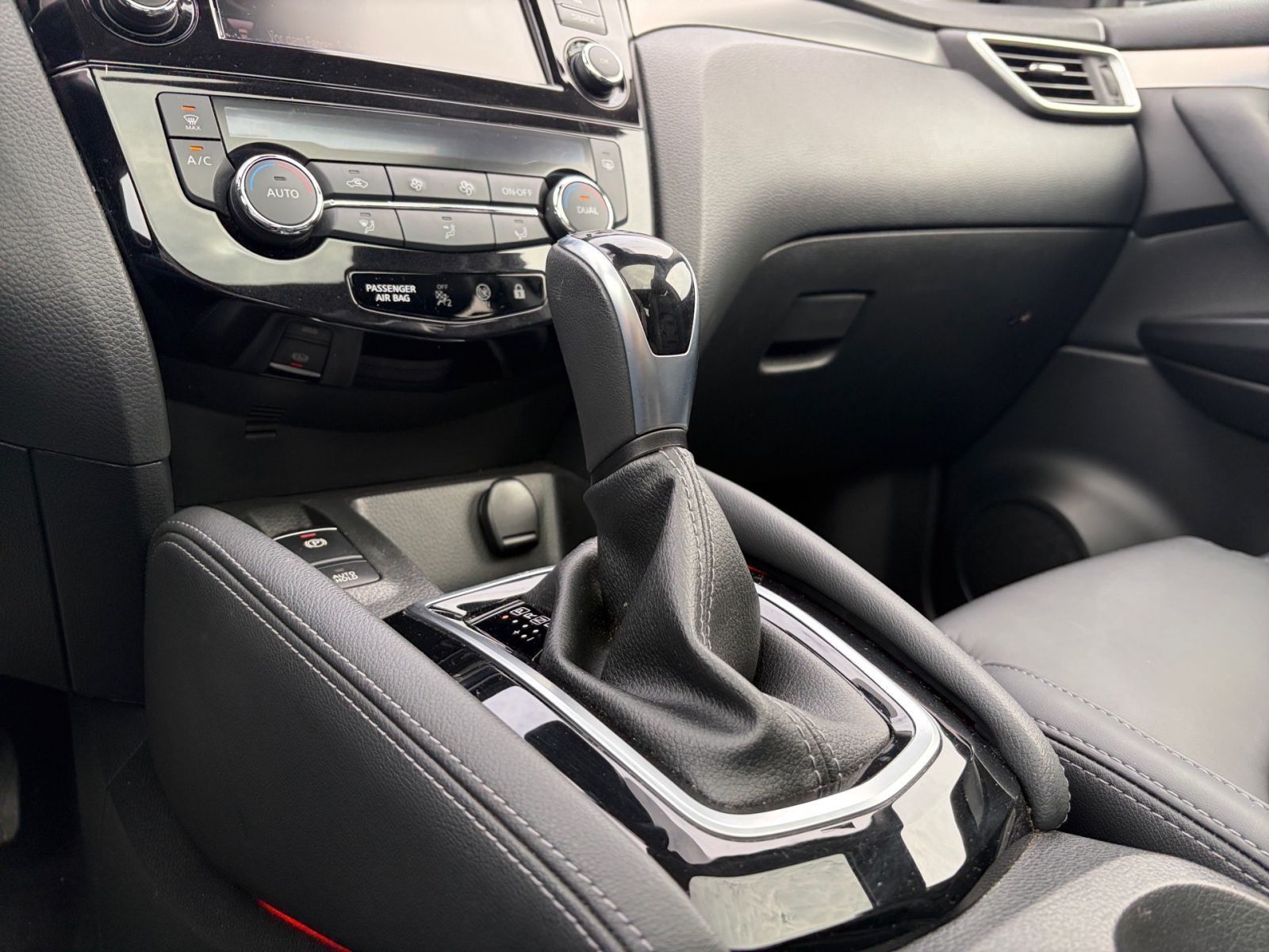 Fahrzeugabbildung Nissan Qashqai 1.3 DIG-T Akari*Navi*Pano*360°Kamera*