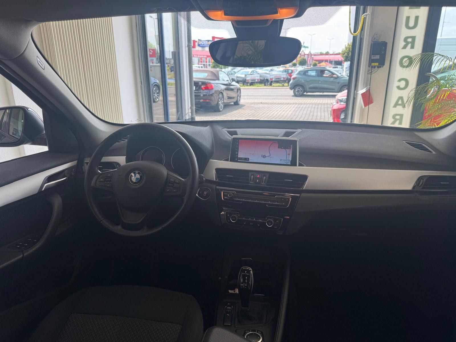 Fahrzeugabbildung BMW X1 Baureihe 18i / NAVI/ SCHECKHEFT / LED /