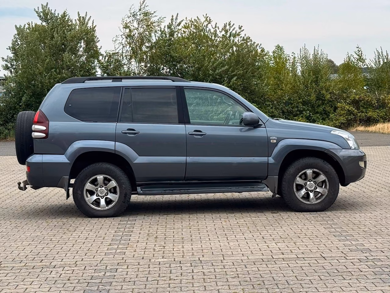 Toyota Land Cruiser 3.0 D-4D Executive | 173 ch | BVA | 8 places | Cuir | GPS | Toit ouvrant | Suspension pneumatique | Attelage