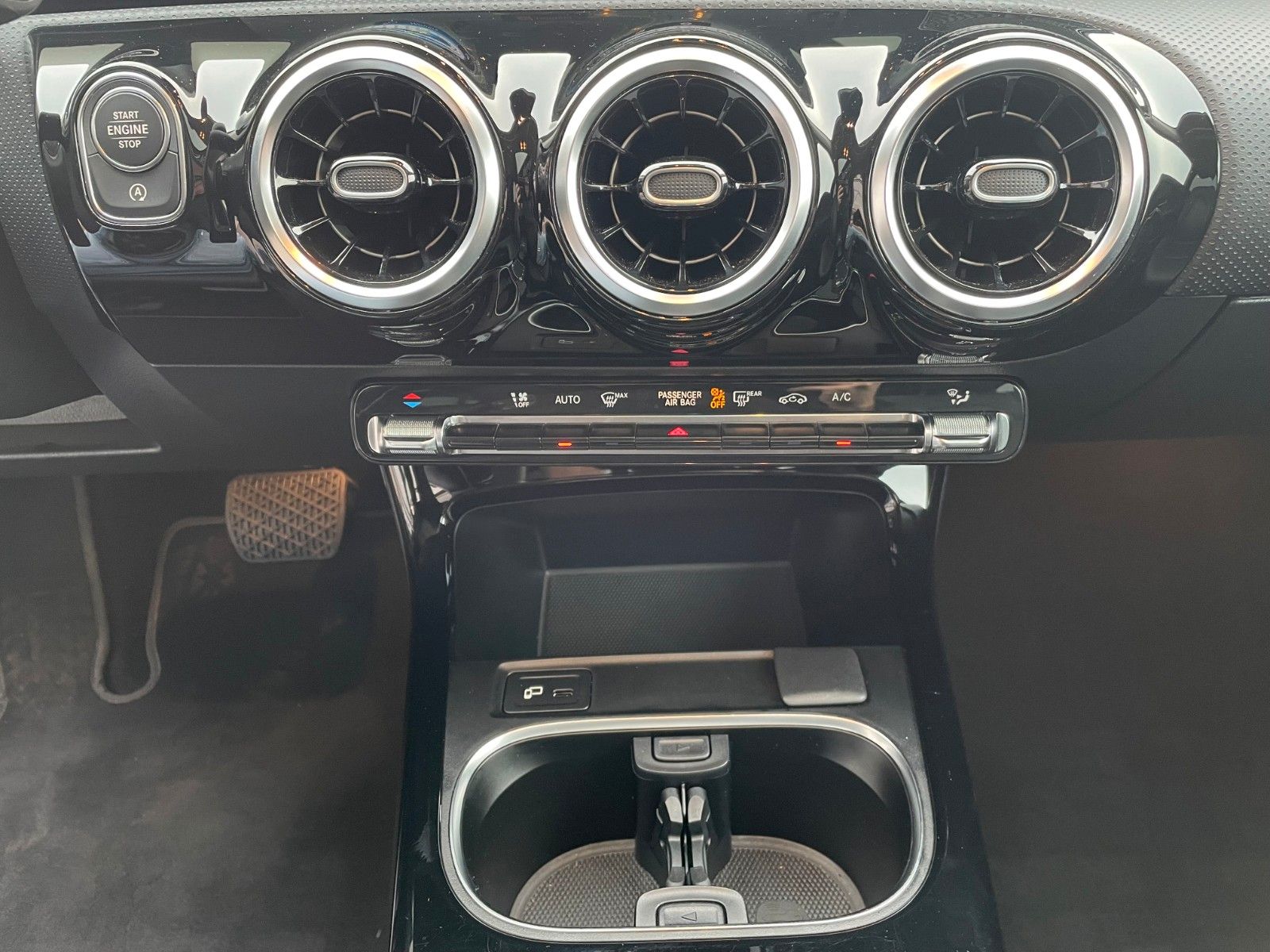 Fahrzeugabbildung Mercedes-Benz CLA 200 d SB Night+Pano+AHK+MBUX+R-Kamera+Leder