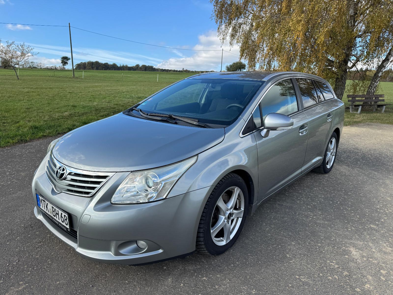 Toyota Avensis 2011 — interior