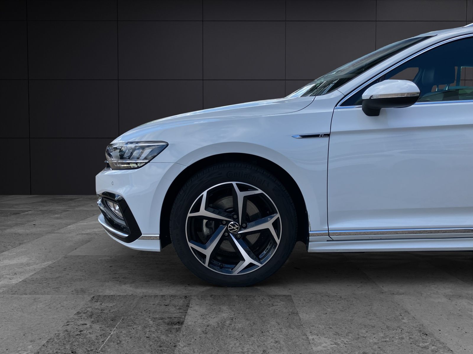 Fahrzeugabbildung Volkswagen Passat Variant R-Line TSI DSG LED ACC NAVI RFK S
