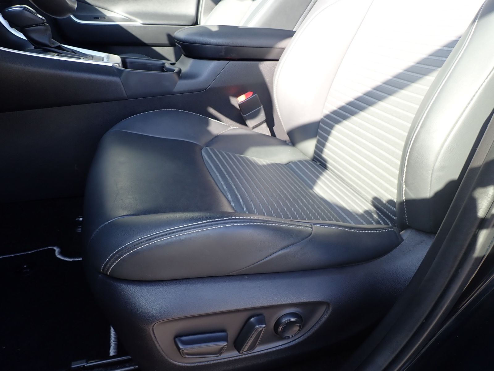 Fahrzeugabbildung Toyota RAV 4 Hybrid 4x2 Black Edition