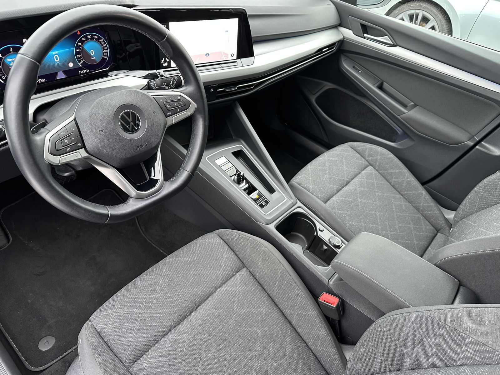 Fahrzeugabbildung Volkswagen Golf Variant 2.0 TDI DSG Life NAV+LED+KAM+17ZOLL